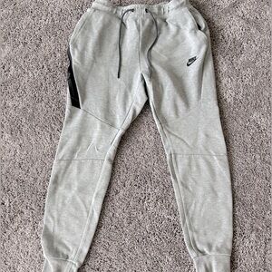Nike tech sweats (M)